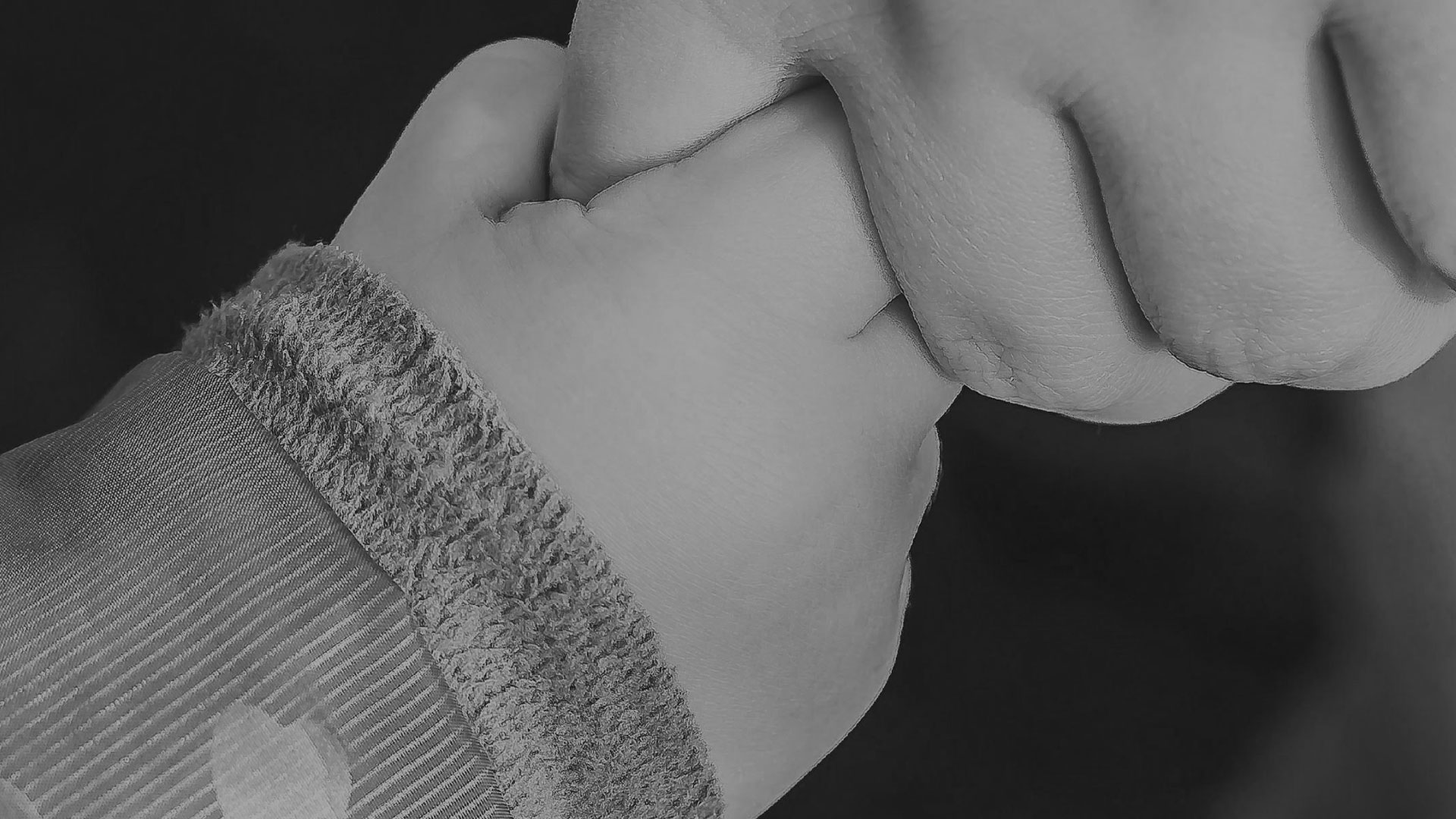 Kleinkind hält Hand eines Erwachsenen